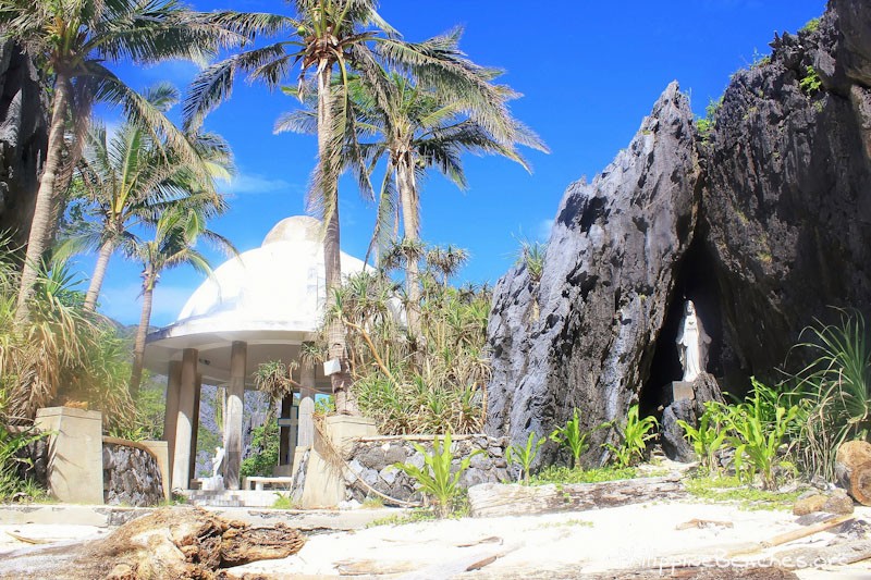 A gazebo and an image of Jesus Christ by the entrance to the shrine