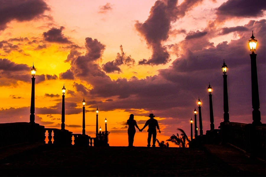 Rustic setting and glorious sunset create romance in the air (Photo courtesy of Las Casas Filipinas De Acuzar)