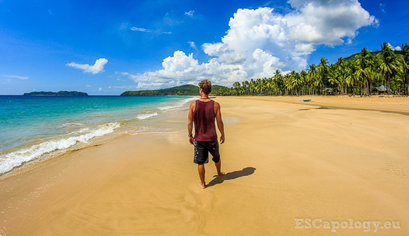 Solo traveling. Nacpan Beach, El Nido.