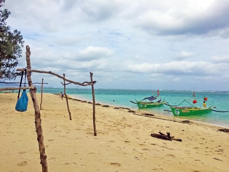 tourist spot in luzon beach